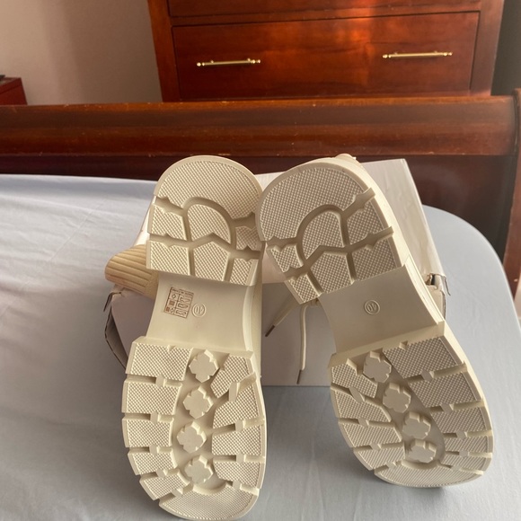 Beautiful boots - Picture 2 of 5